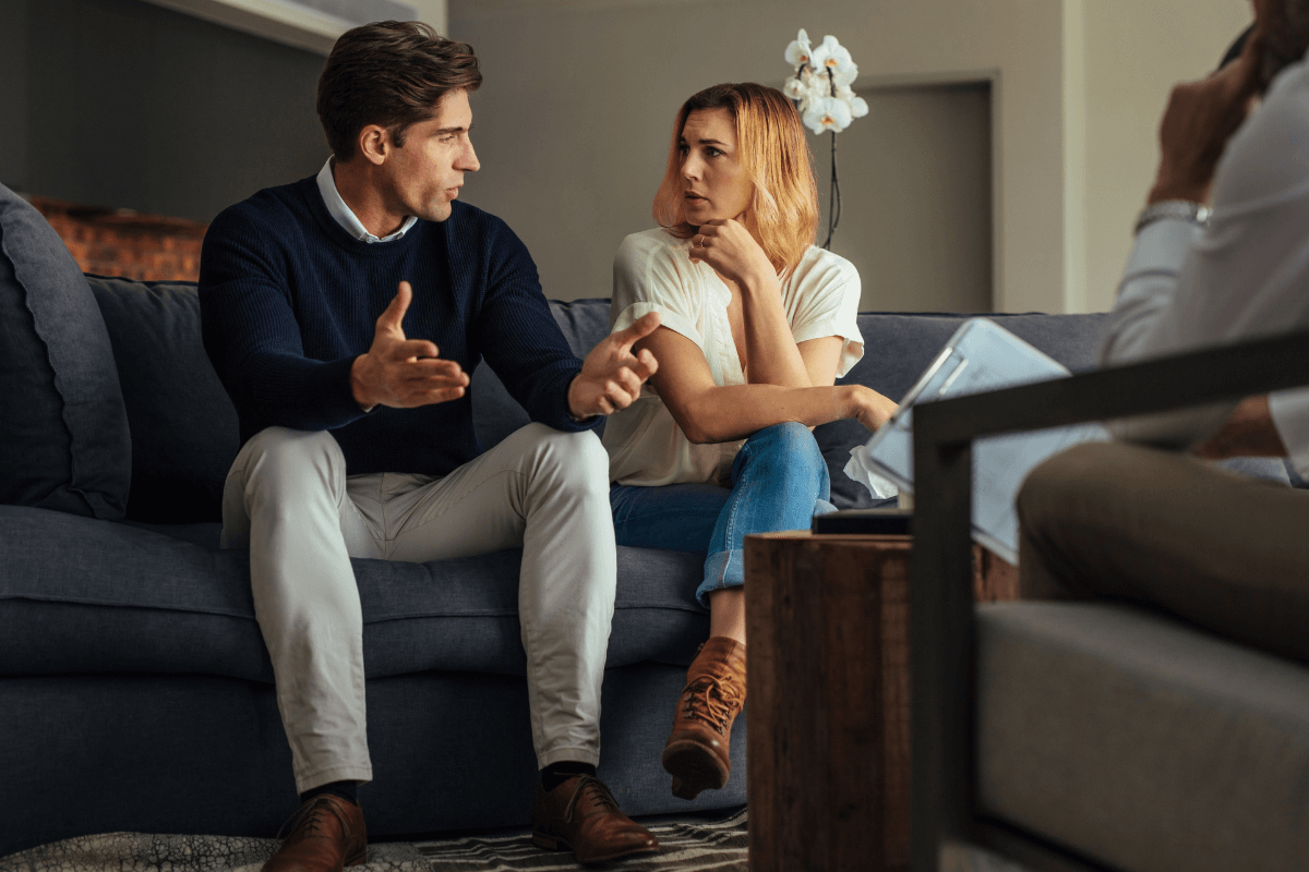 Pareja en una sesión con un terapeuta, ilustrando cuándo es necesaria la terapia de pareja