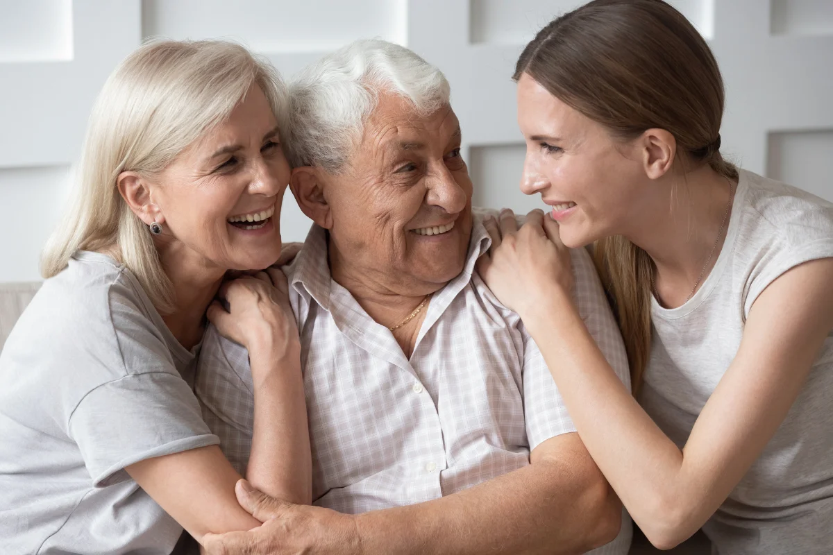 Familia feliz de madre, hija adulta y abuela mostrando una relación sana tras aprender cómo dejar de sufrir por los hijos adultos