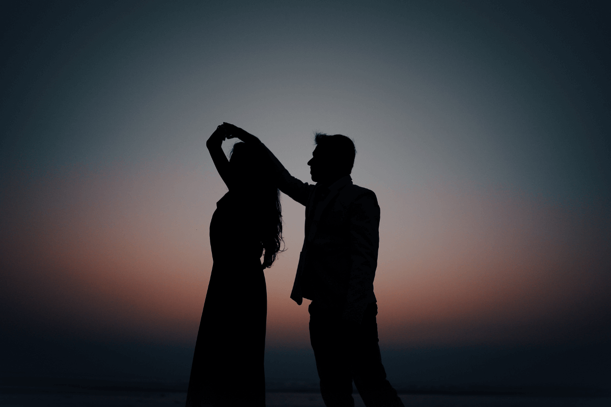 Pareja bailando al atardecer, reflejando la pregunta ‘porque estar con mi pareja me produce ansiedad’